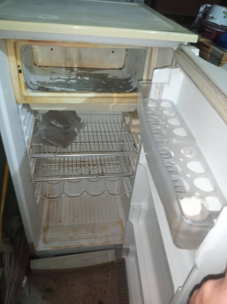 Waves Mini Fridge old 3