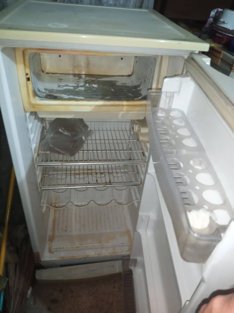 Waves Mini Fridge old 4
