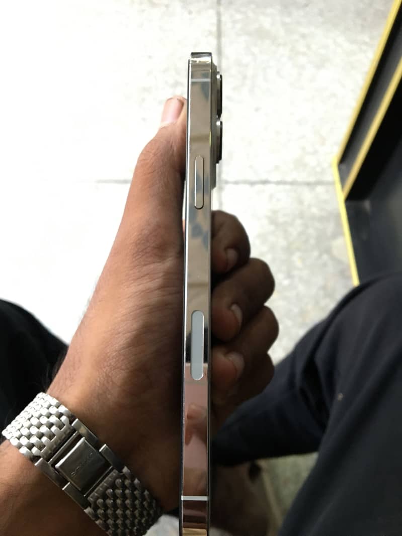 iPhone 13 Pro Max 4
