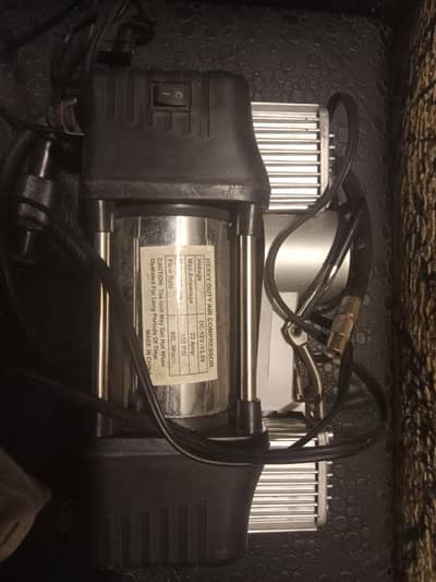 heavy-duty 12V DC air compressor (portable car tyre inflator).
