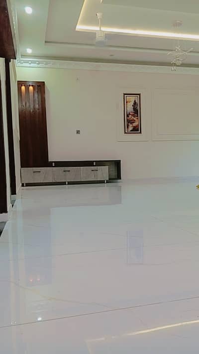 Uper Portion 3 bed 3 bath drawing room TV lounge Kitchen Servant Quarter