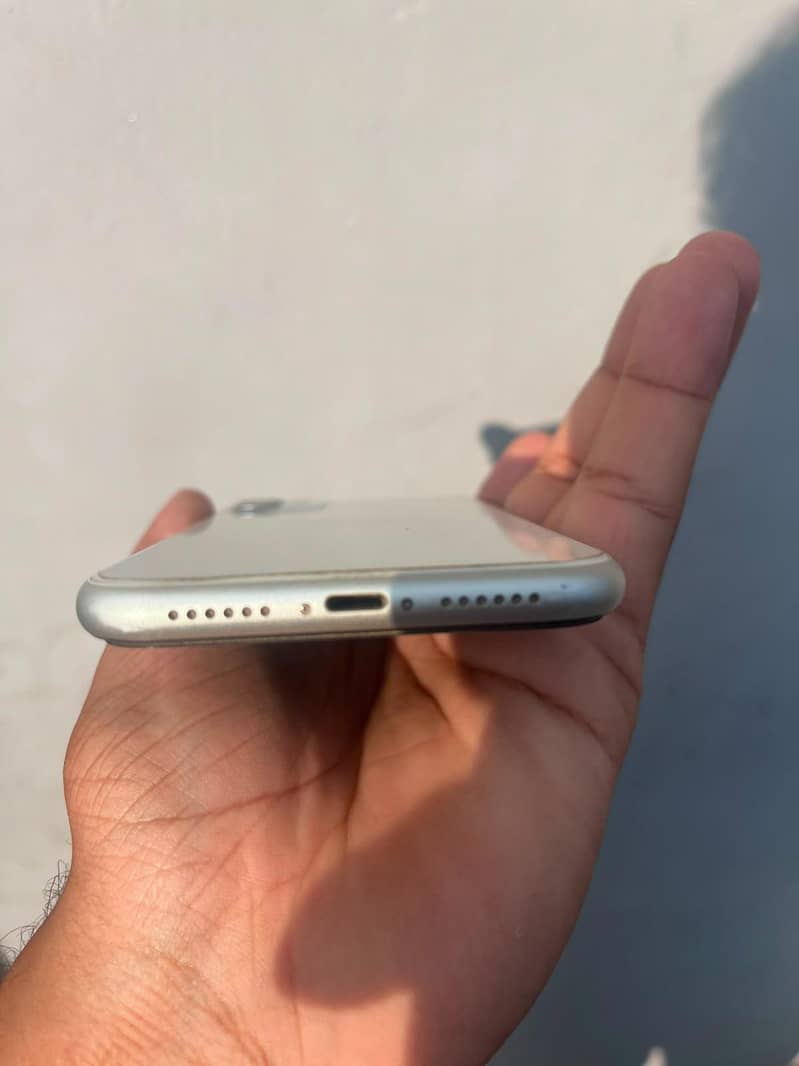 Apple iPhone 11 4