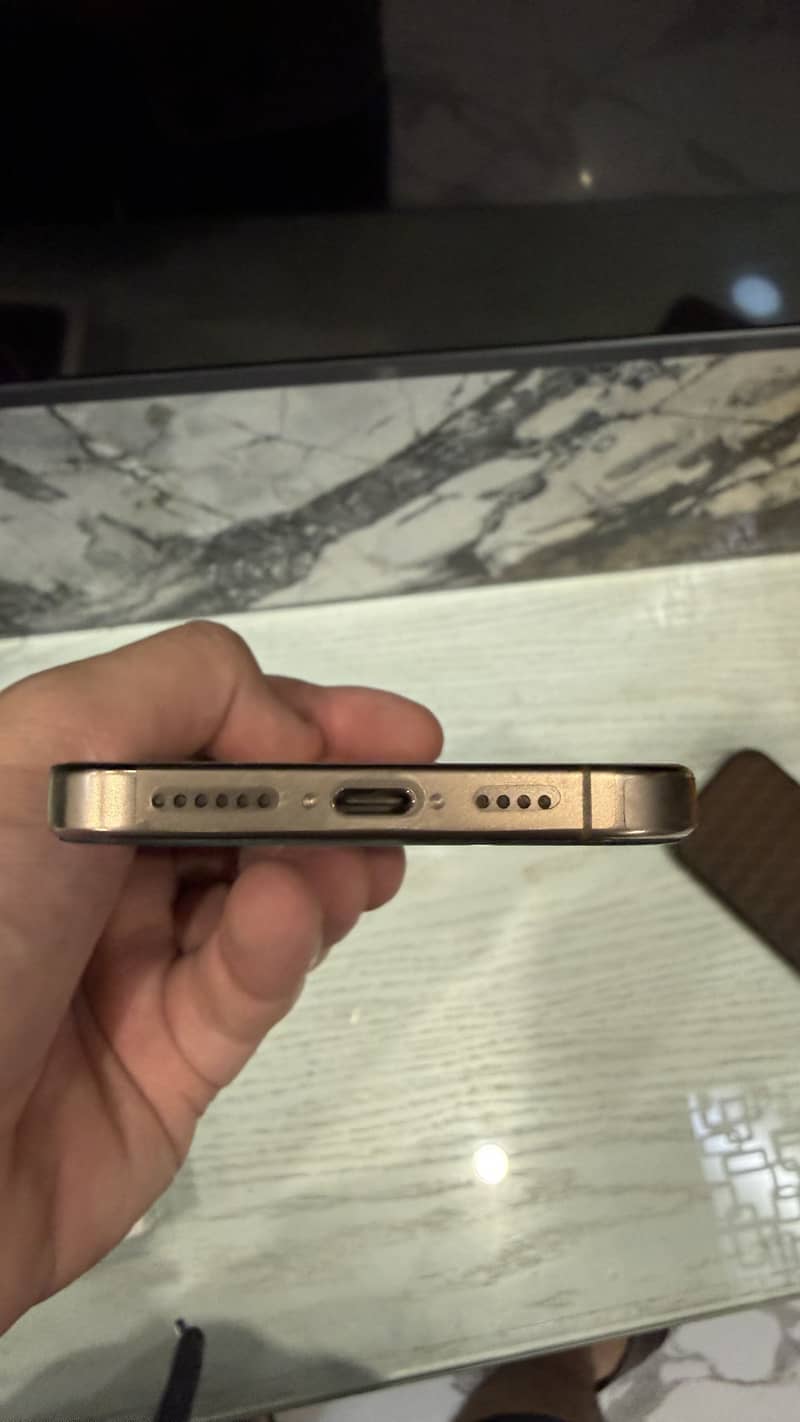 Apple iPhone 16 Pro Max 2