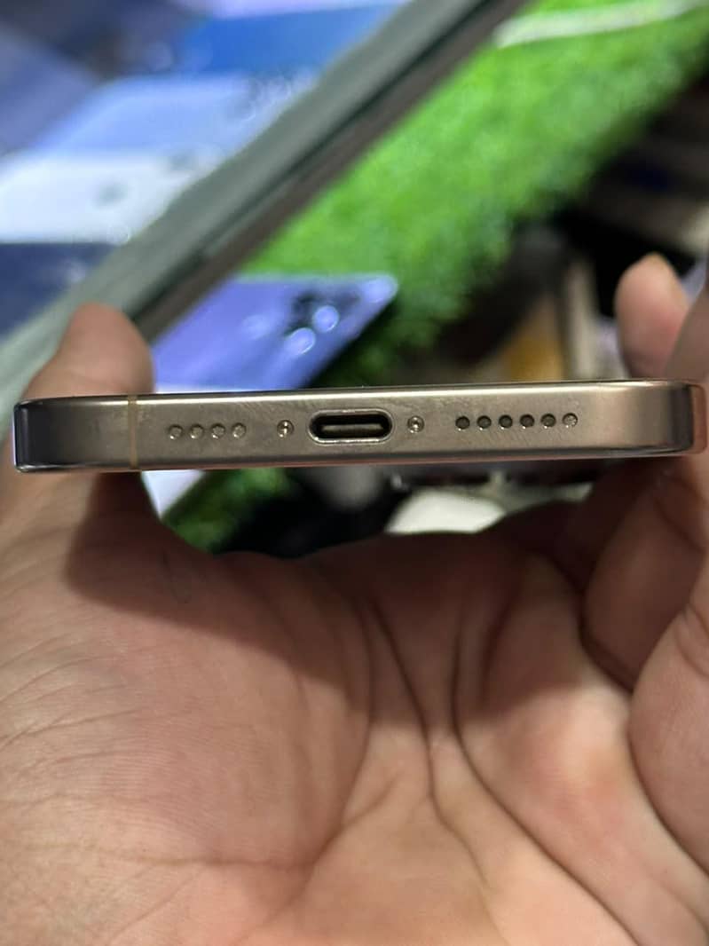 Apple iPhone 16 Pro Max 4