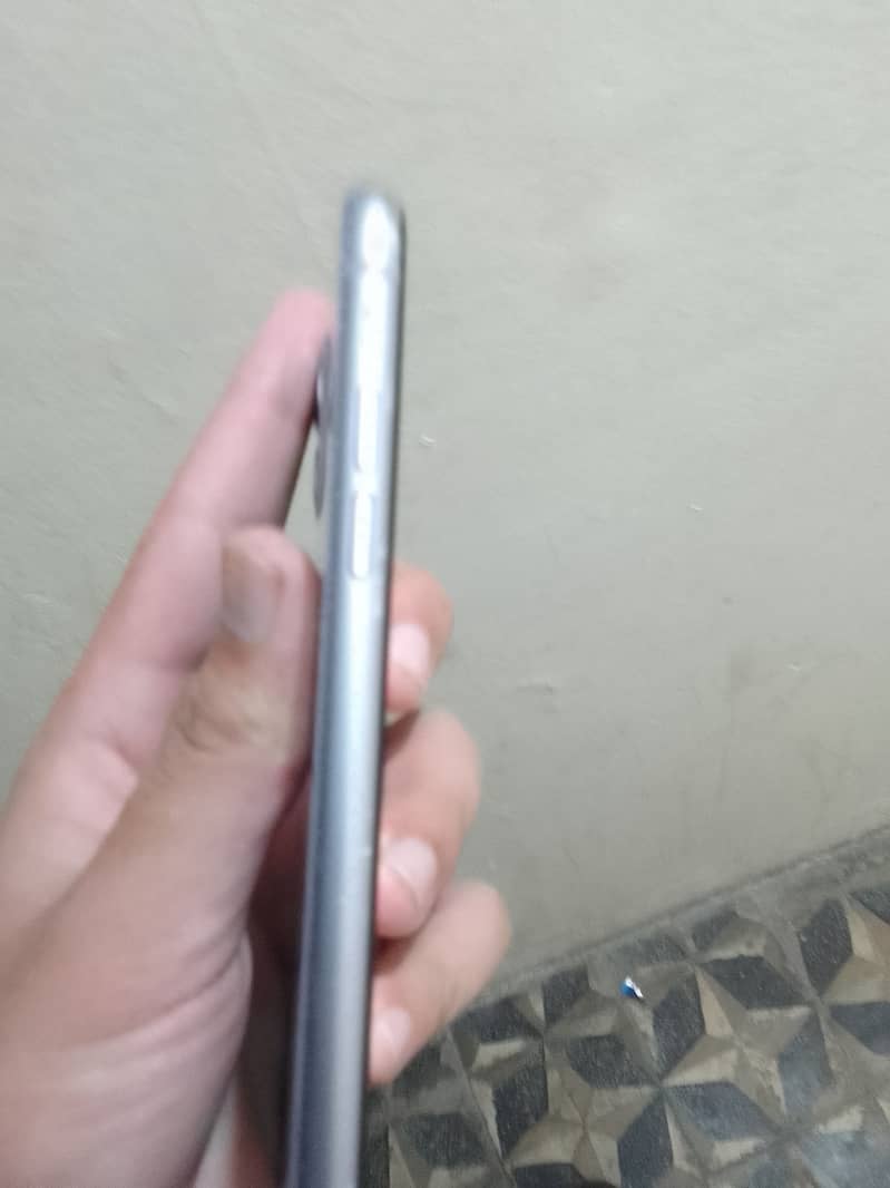 Apple iPhone 11 4