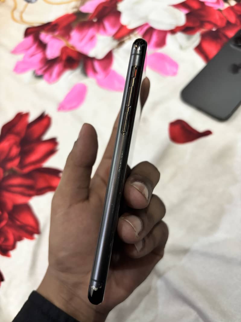 Apple iPhone 11 Pro 4