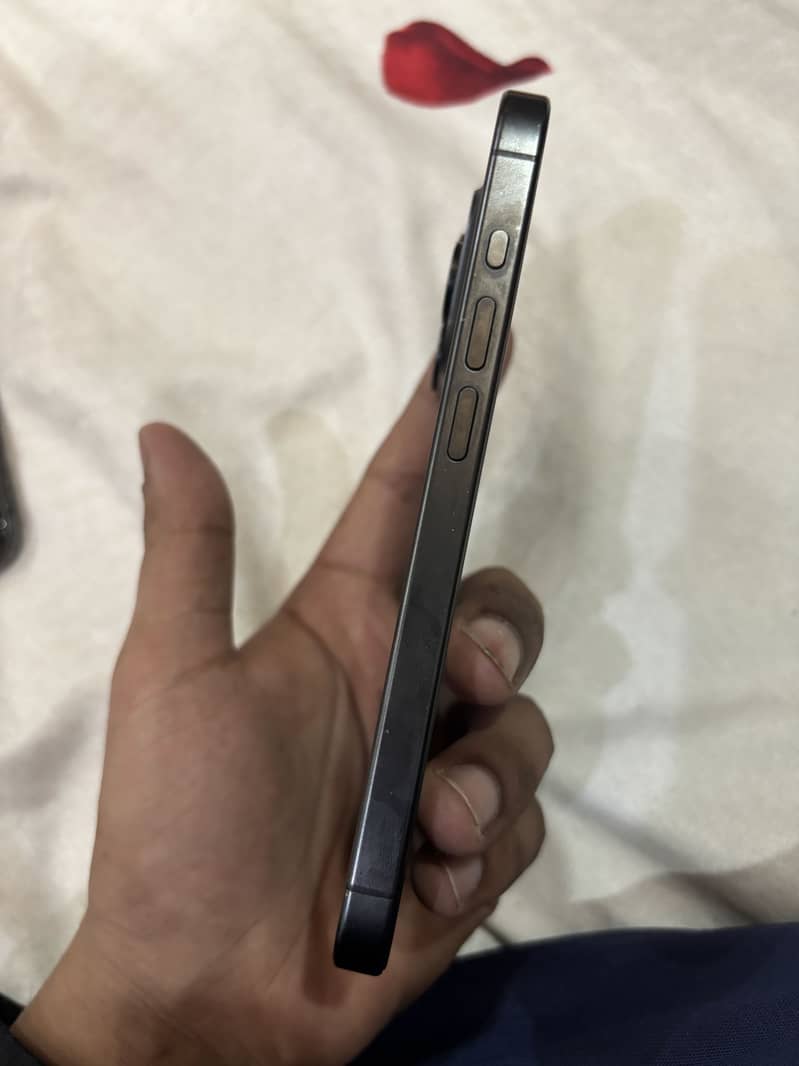 Apple iPhone 15 Pro 4