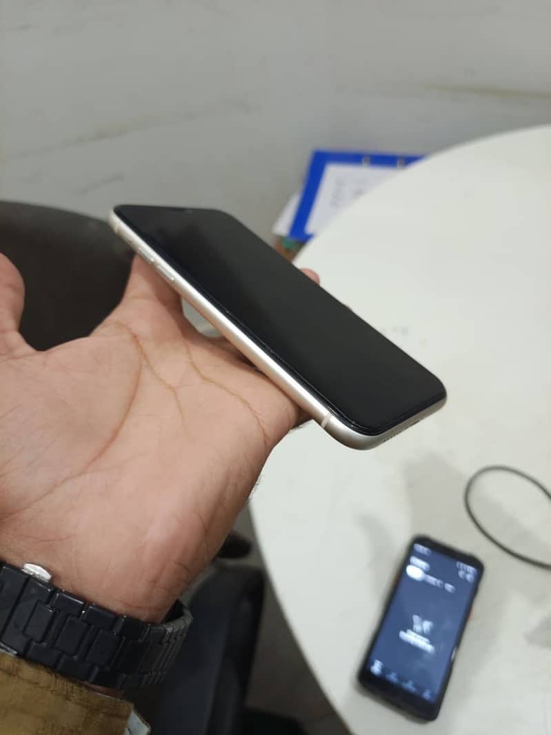 Apple iPhone 11 3