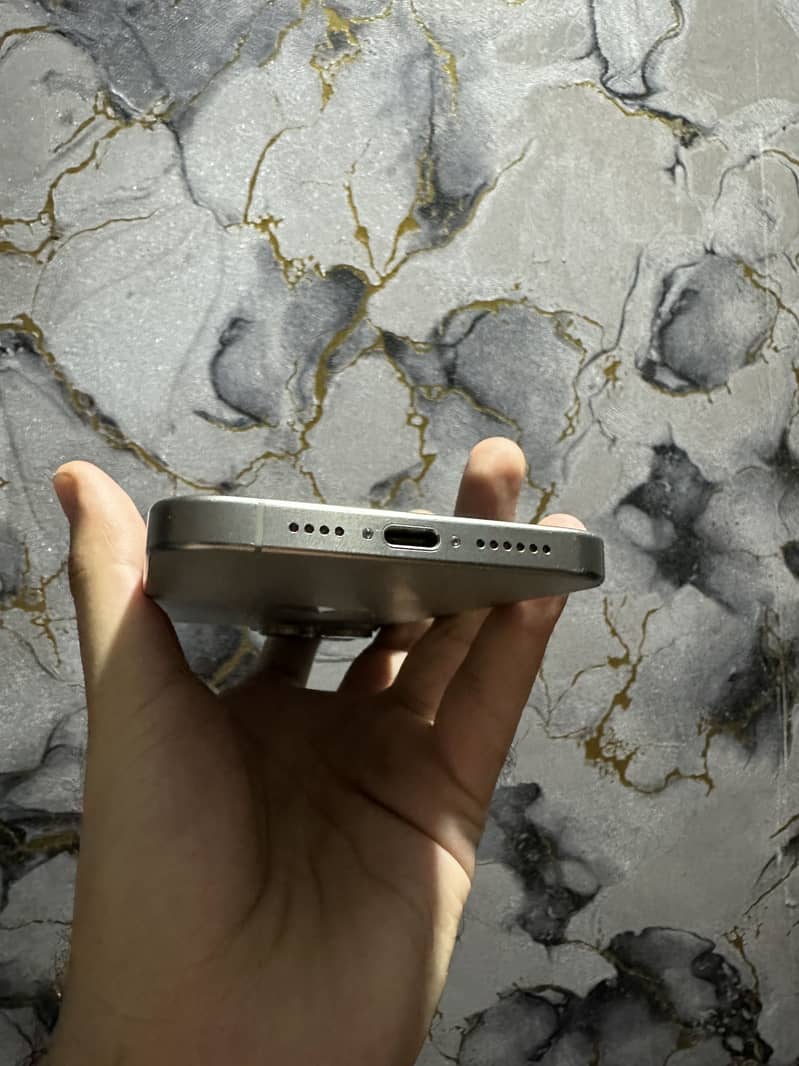 Apple iPhone 15 Pro Max 3