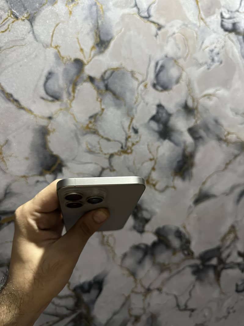 Apple iPhone 15 Pro Max 4