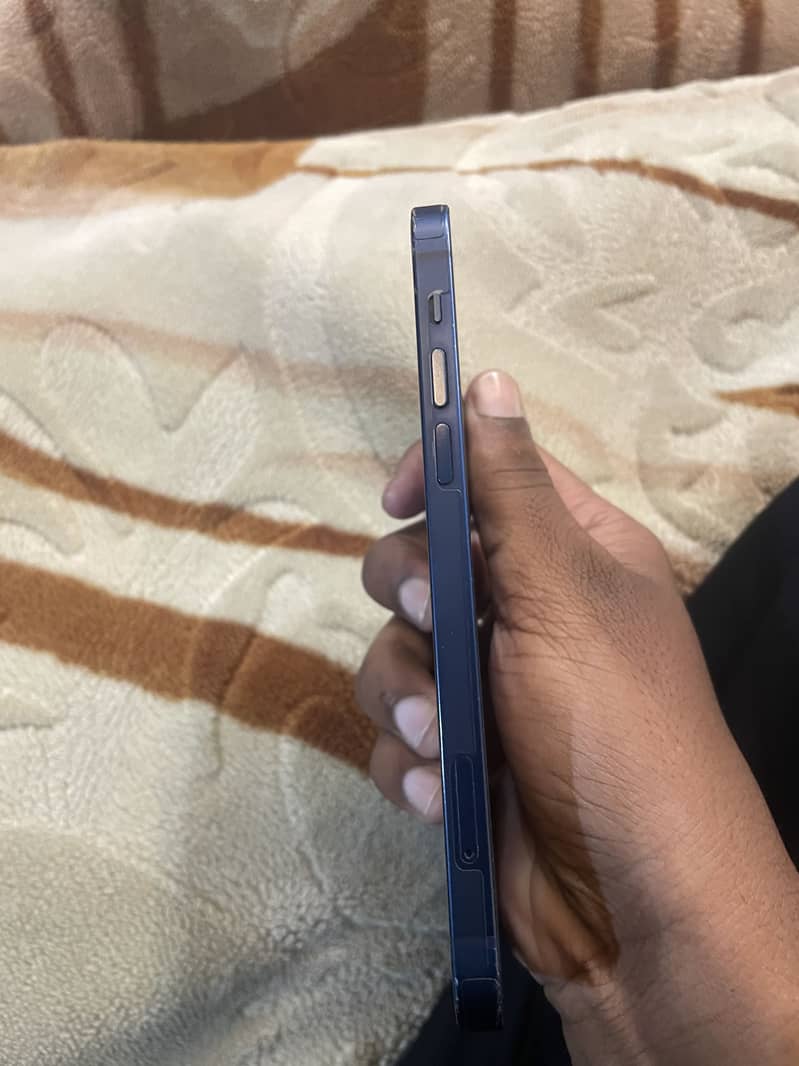 Apple iPhone 12 4