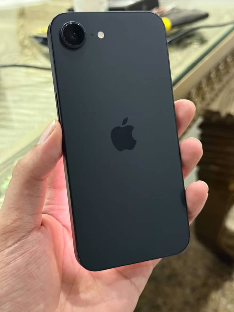 Apple iPhone 16e 0