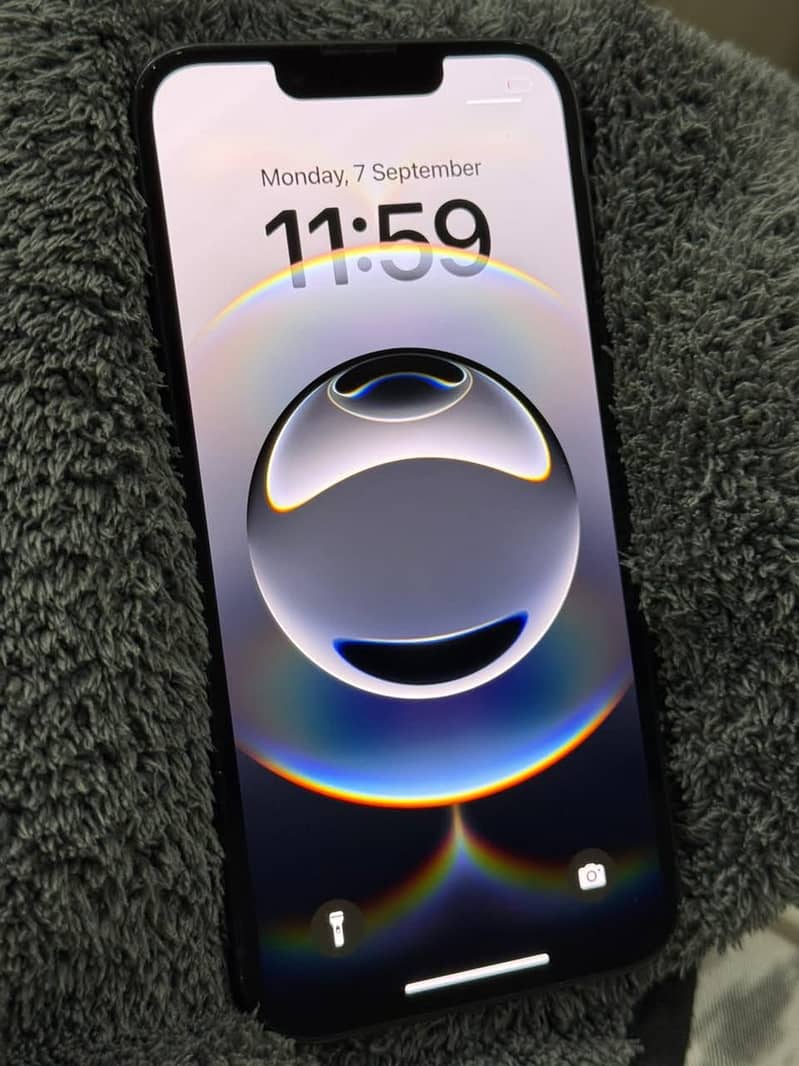 Apple iPhone 16e 1