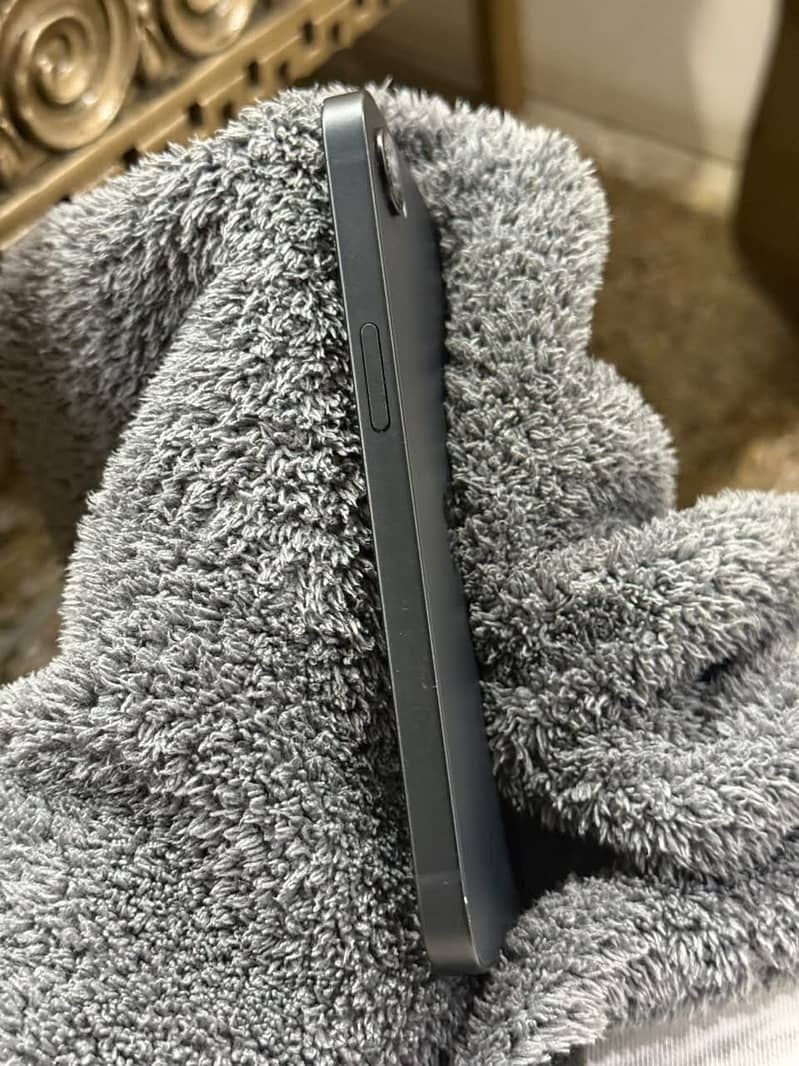Apple iPhone 16e 3