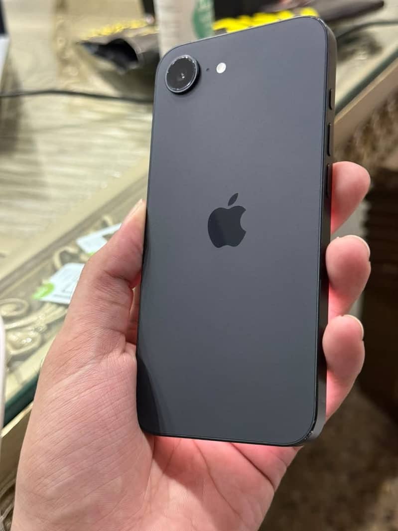 Apple iPhone 16e 5