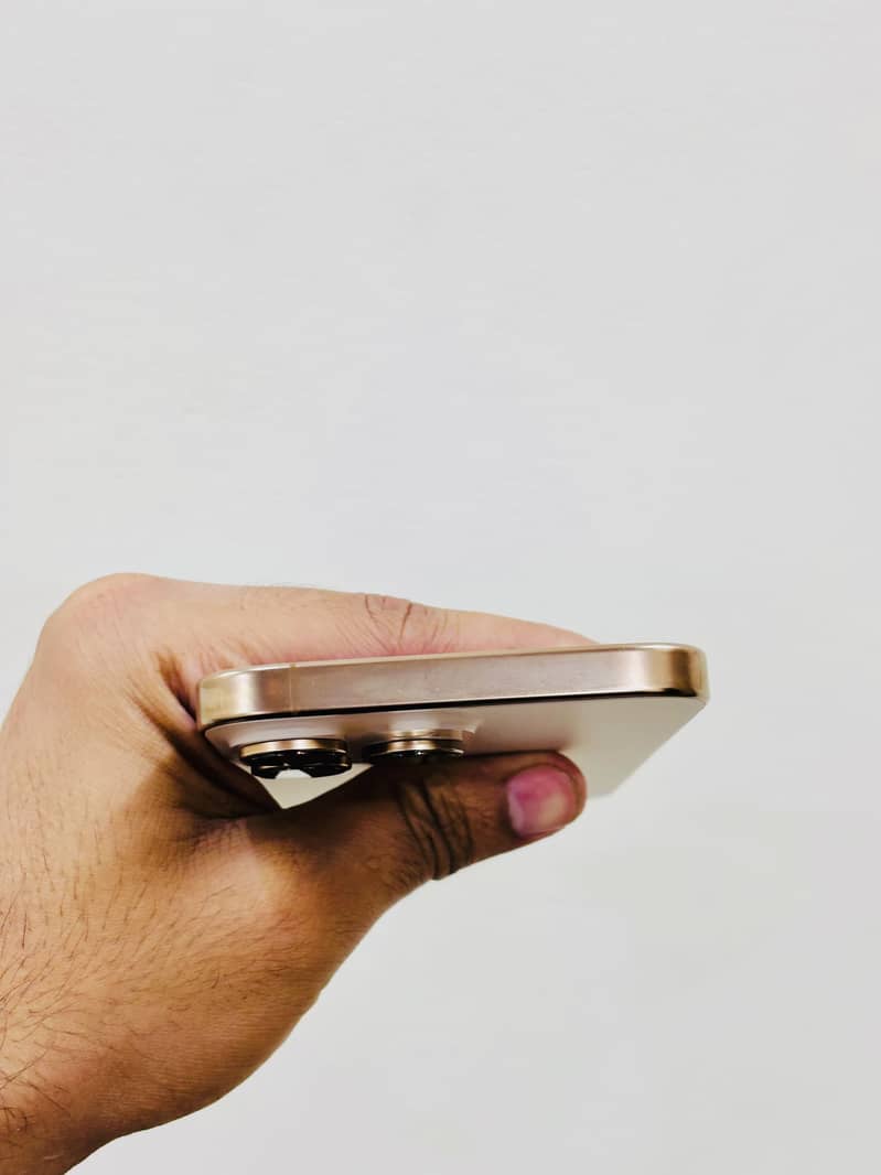 iPhone 16 Pro Max 3