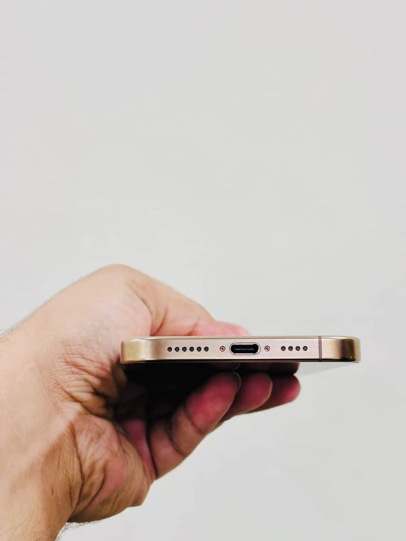 iPhone 16 Pro Max 4