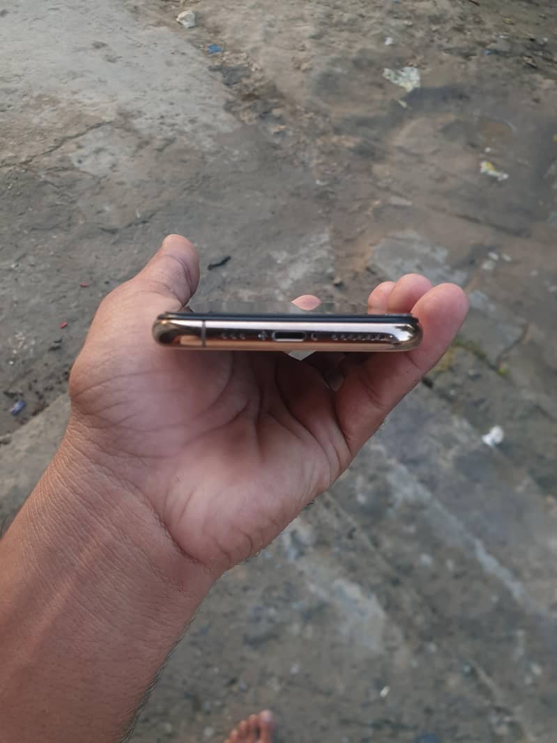 Apple iPhone 11 Pro 4