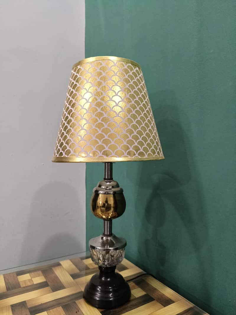 2 SIDE TABLE LAMPS . . . 0