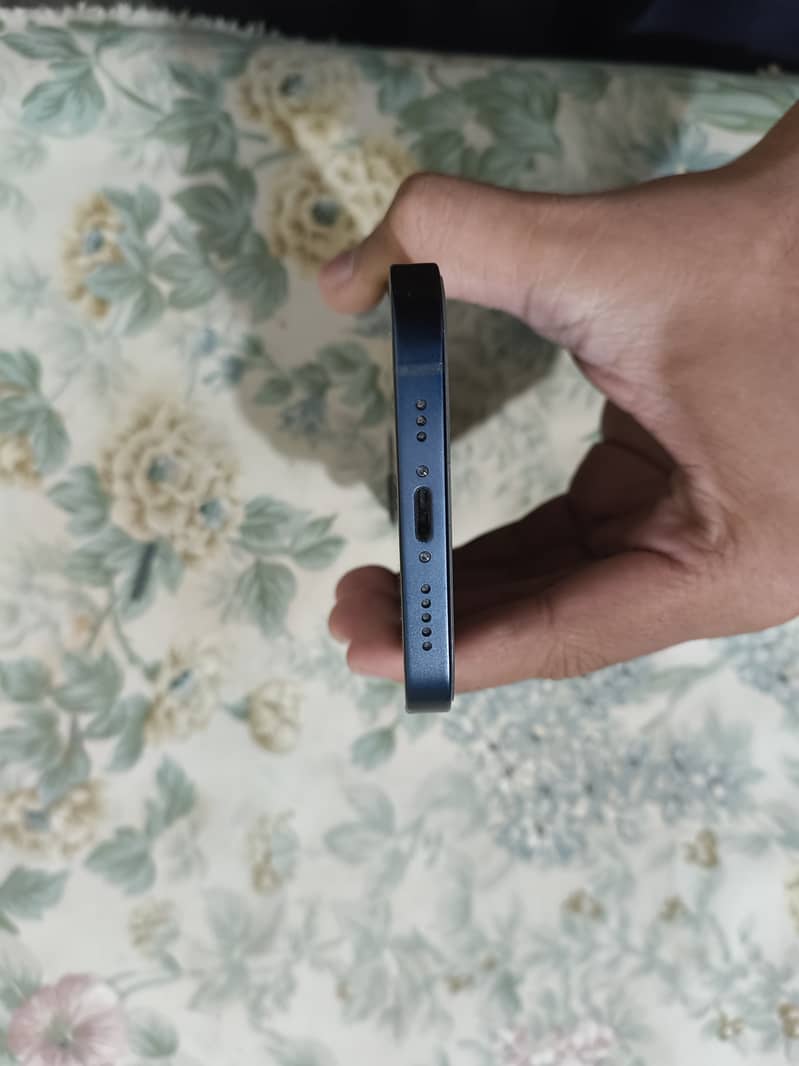 Apple iPhone 12 4
