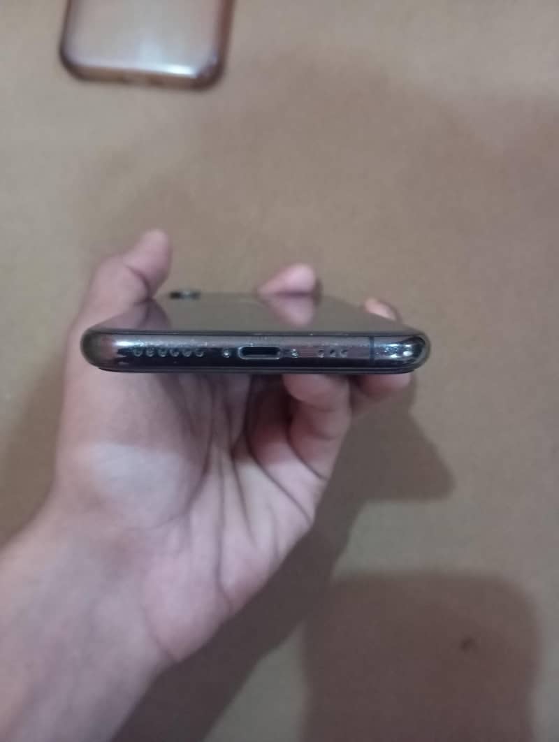 Apple iPhone XS 4