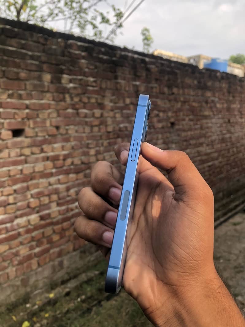 Apple iPhone 13 4