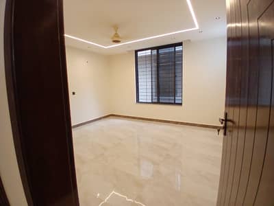 10 Marla Lower Portion For Rent In LDA Avenue 1 Block J Lahore | 2 Bed | Garage | Family Portion