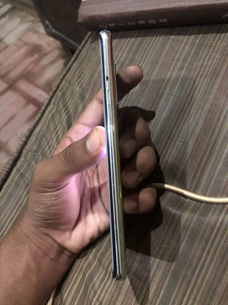 One Plus 8 only 2lines 3