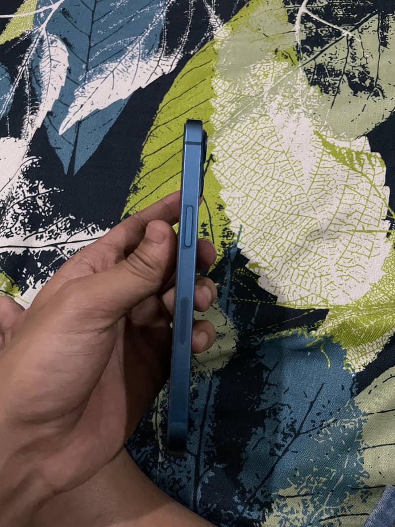 Apple iPhone 13 8