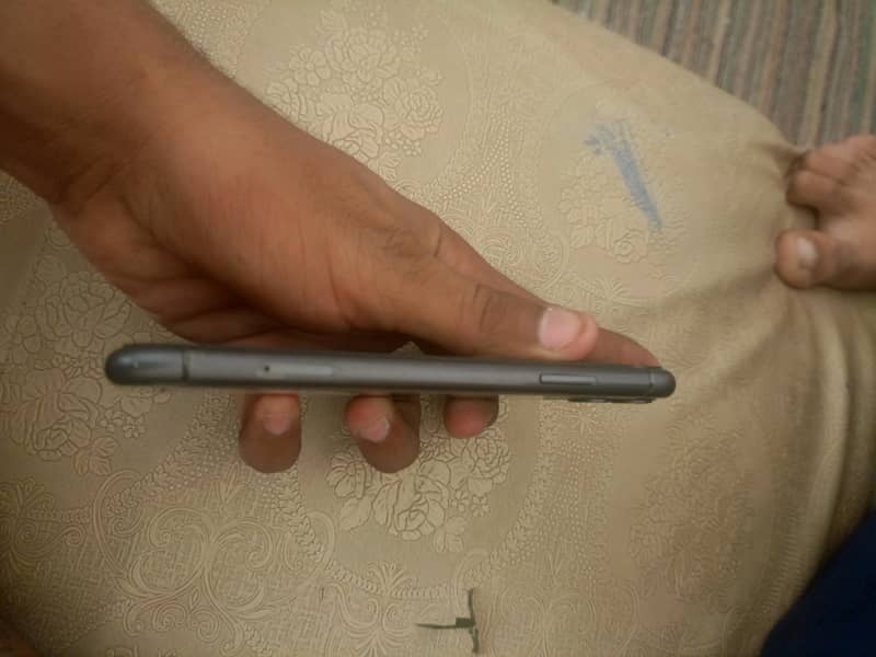 Apple iPhone 11 4
