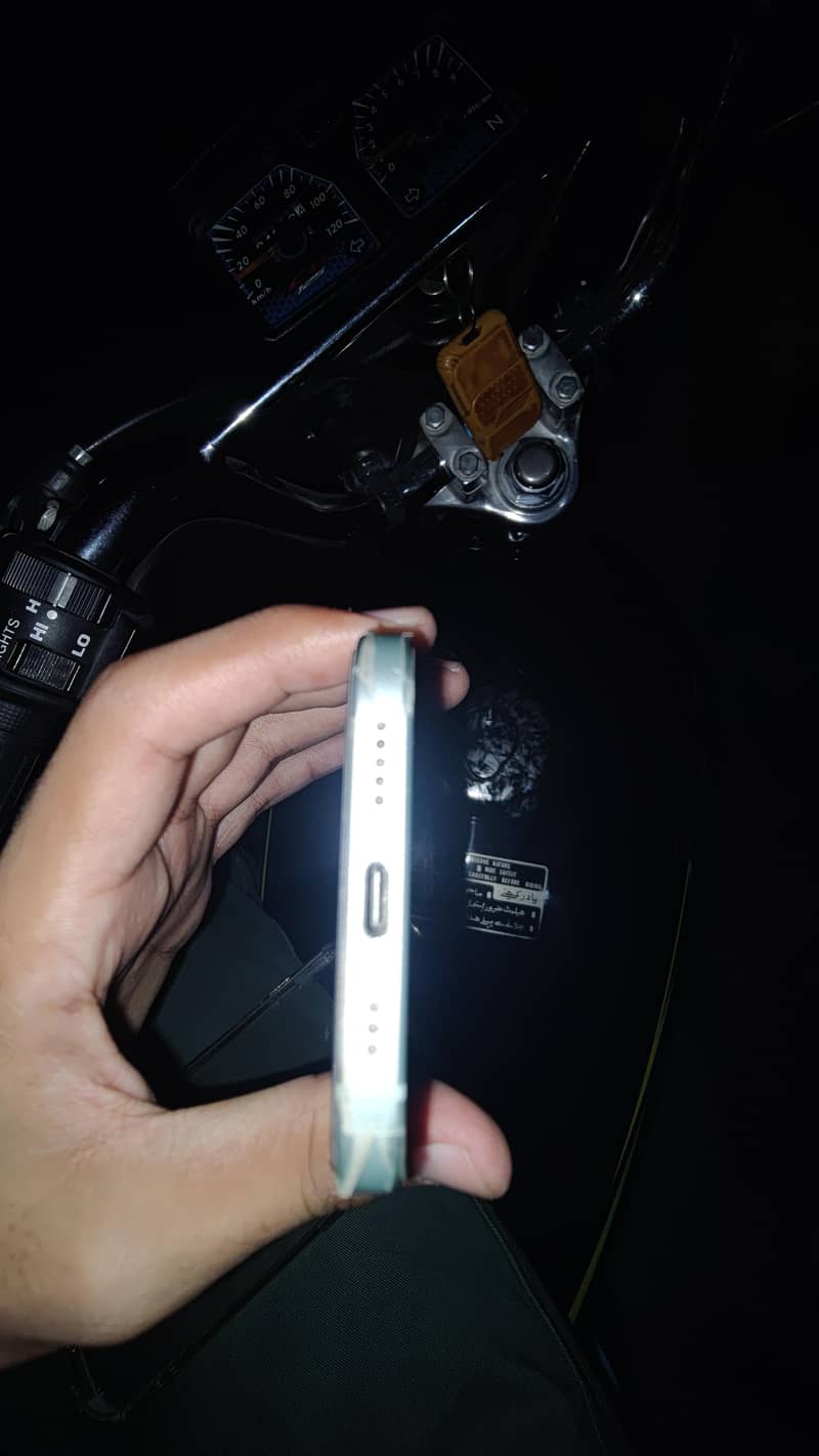 Apple iPhone 15 4