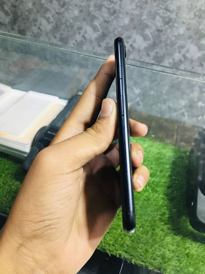 iPhone SE 2020 1