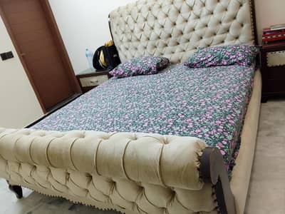 selling king size bed with side table