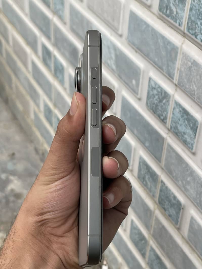 iPhone 16 Pro 3