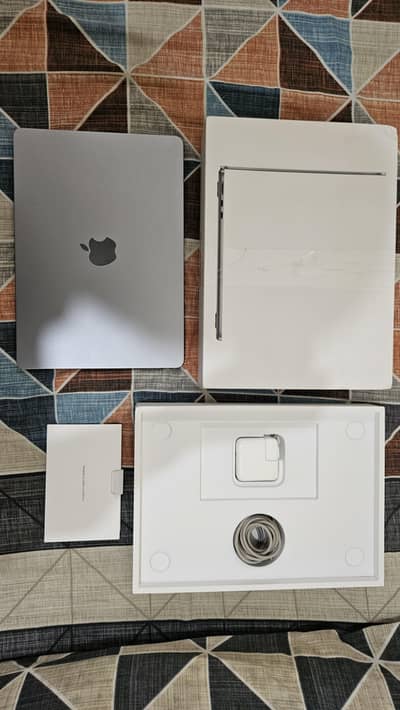 Macbook Air M3 8/256 with box
