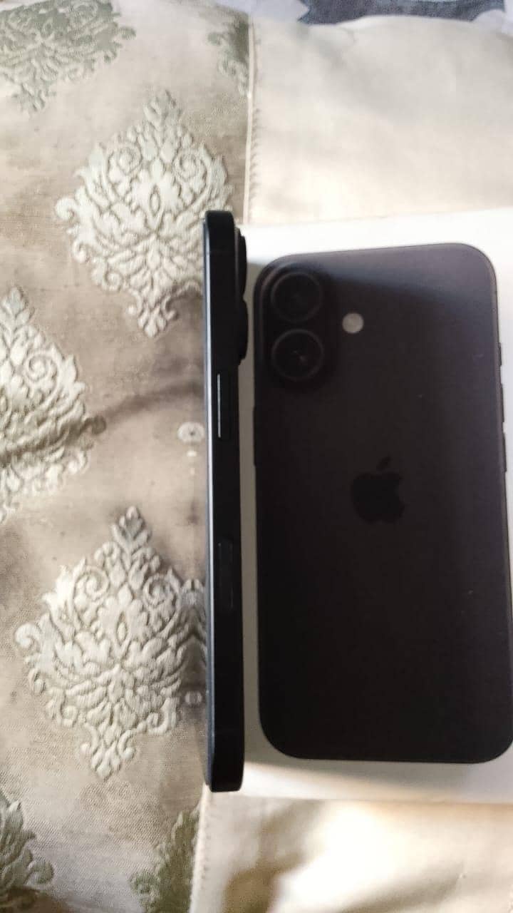 Apple iPhone 16 3