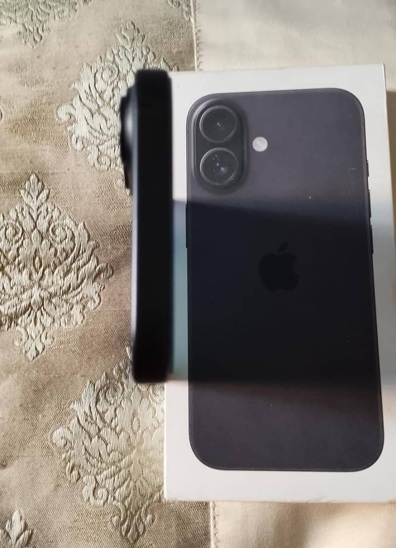 Apple iPhone 16 6