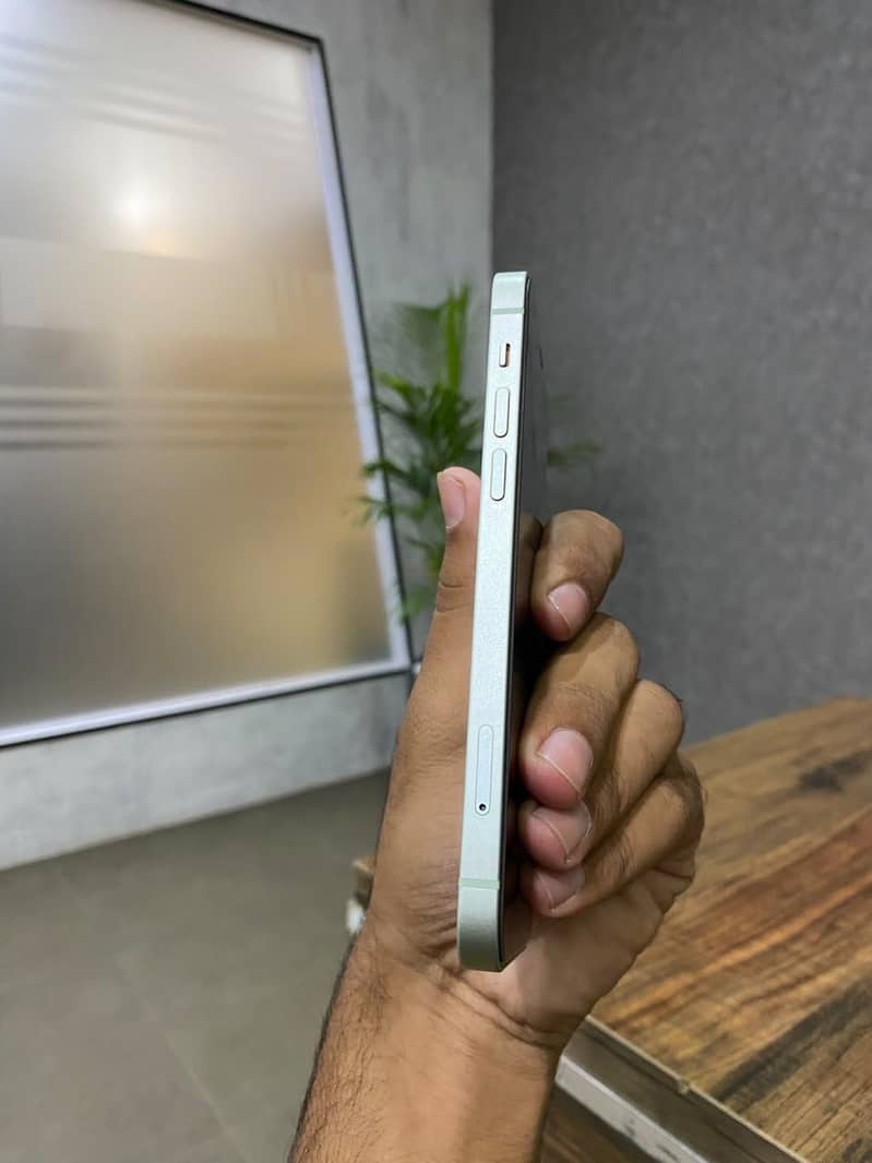 Apple iPhone 12 4