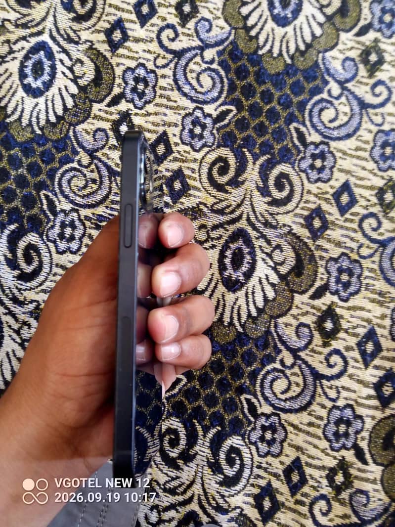 Apple iPhone 12 4
