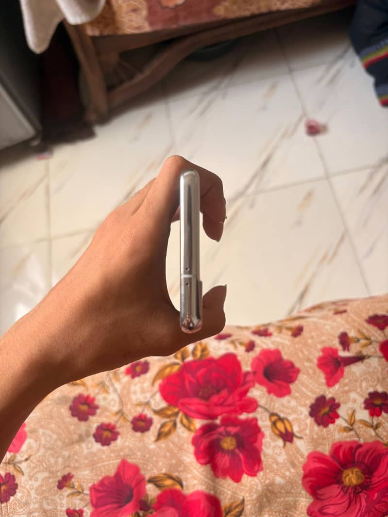 Samsung Mobile S21 4