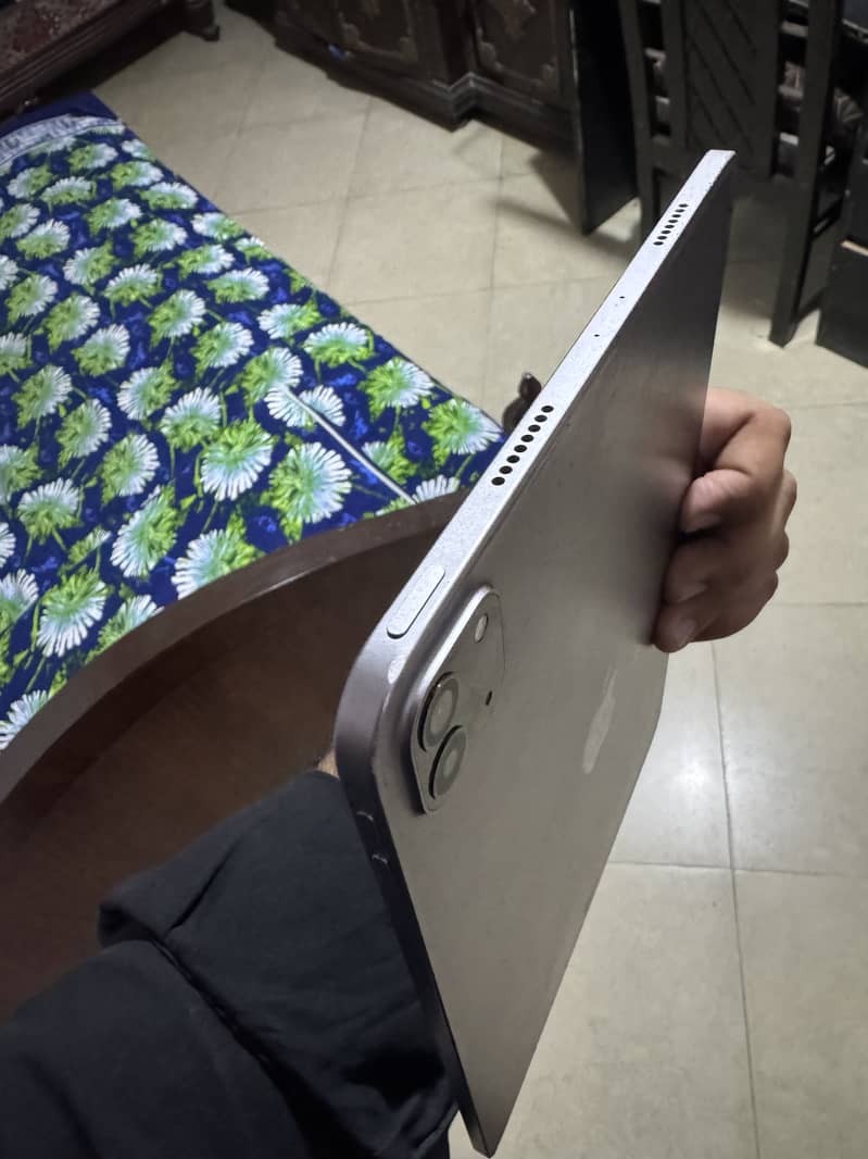 Ipad pro M2 with box 5