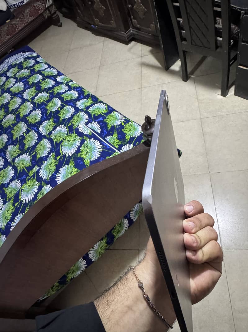Ipad pro M2 with box 6