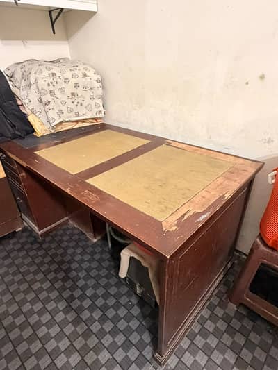 offic table size 3'x6'