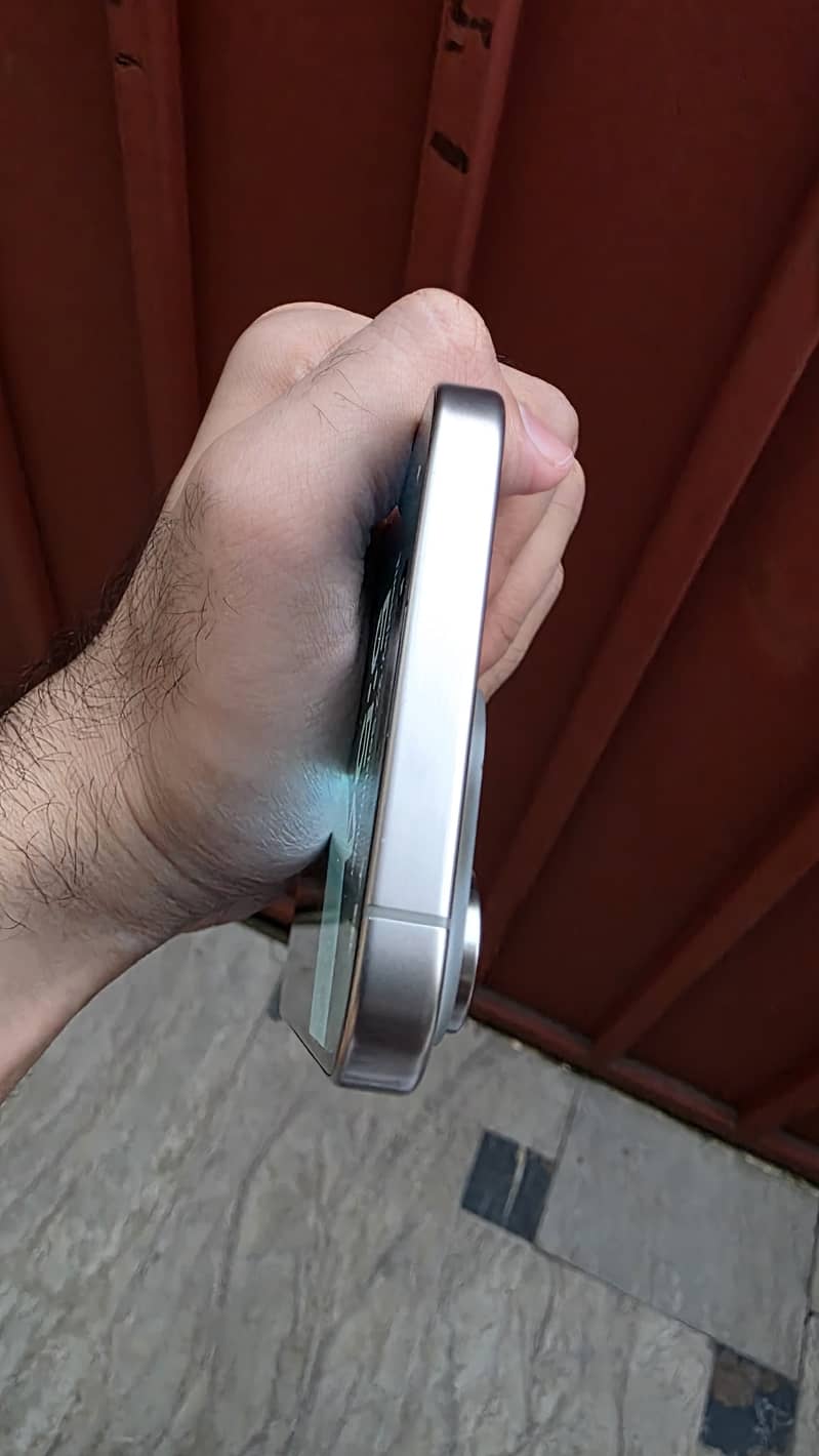 Apple iPhone 15 Pro Max 2