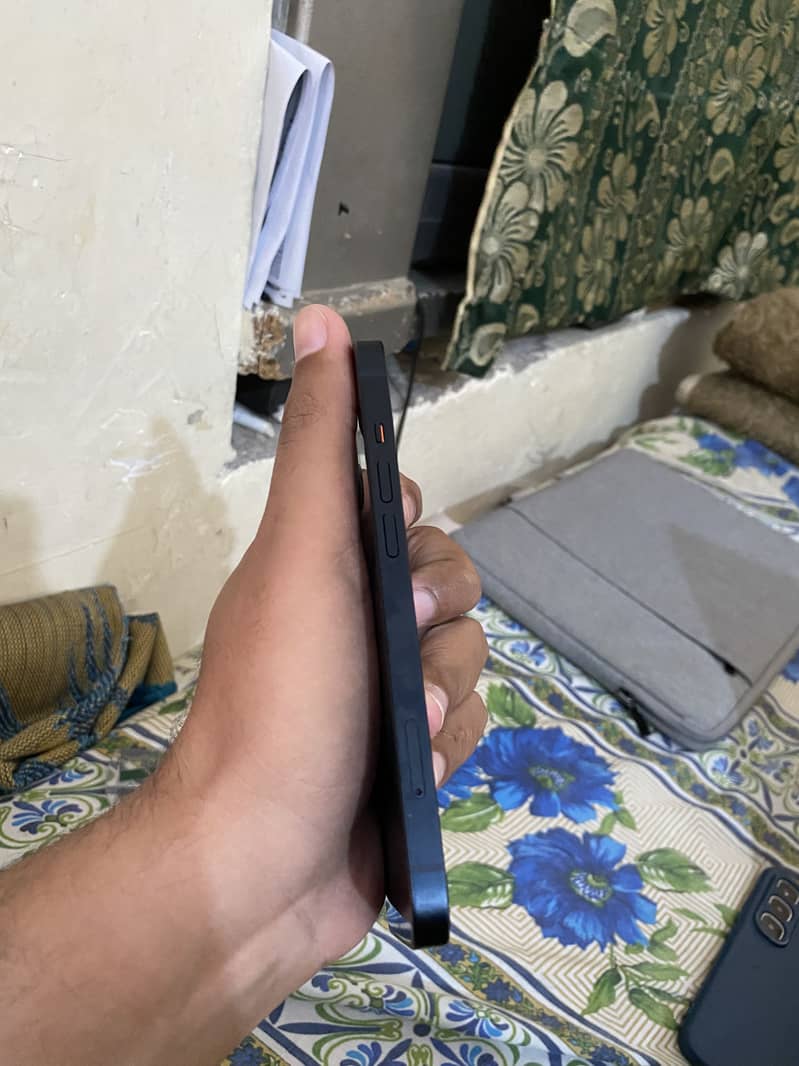 IPhone 13 4