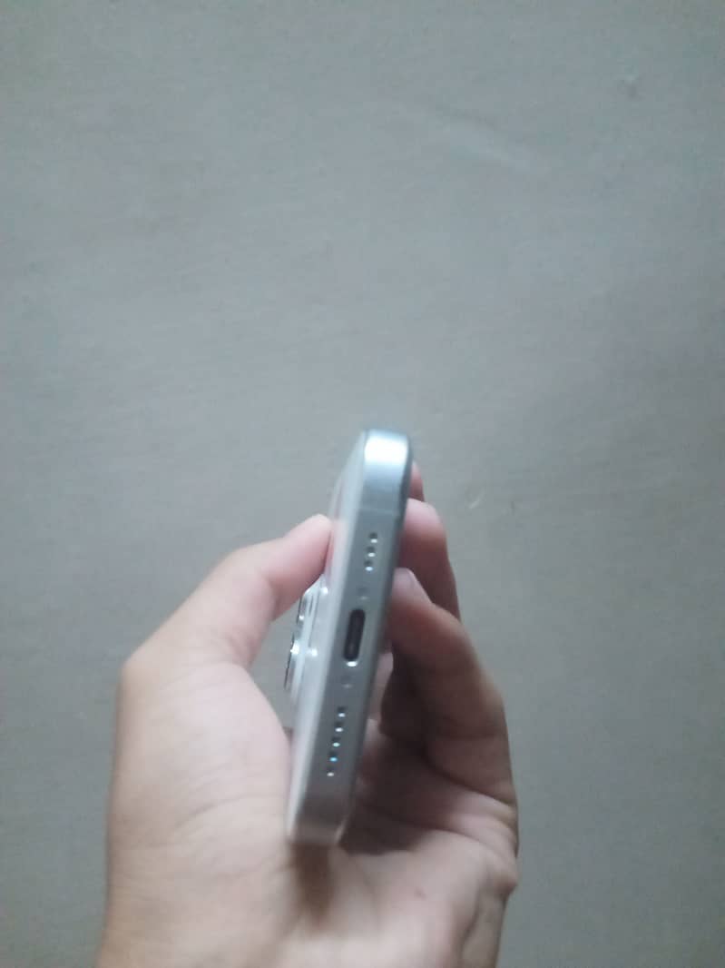 Apple iPhone 16 Pro 3