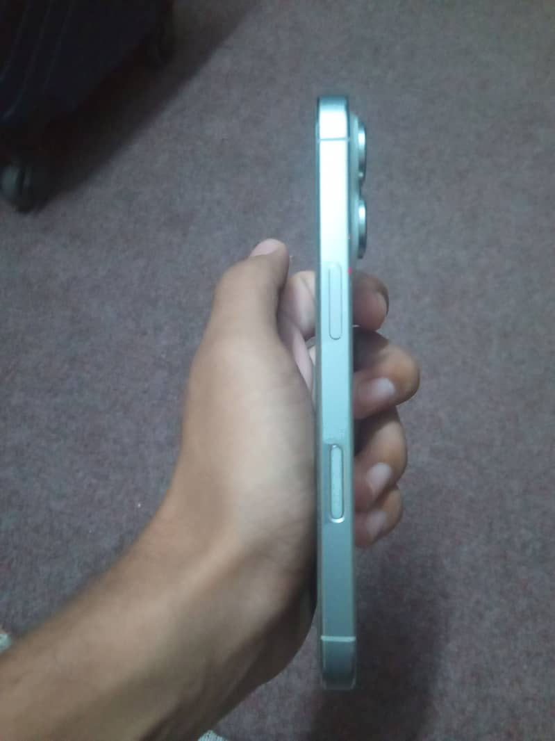 Apple iPhone 16 Pro 4