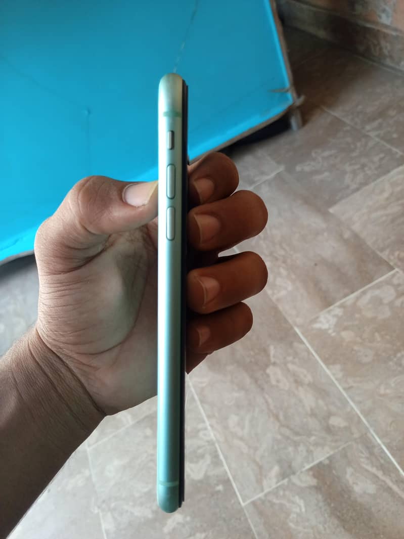 Apple iPhone 11 4