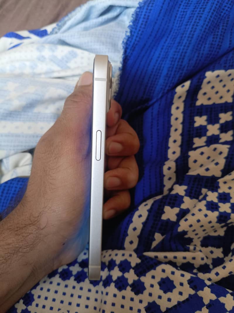 Apple iPhone 13 6