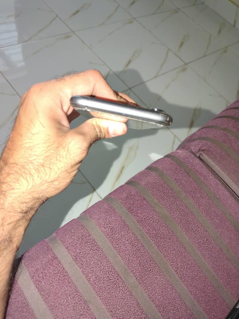Apple iPhone 11 3